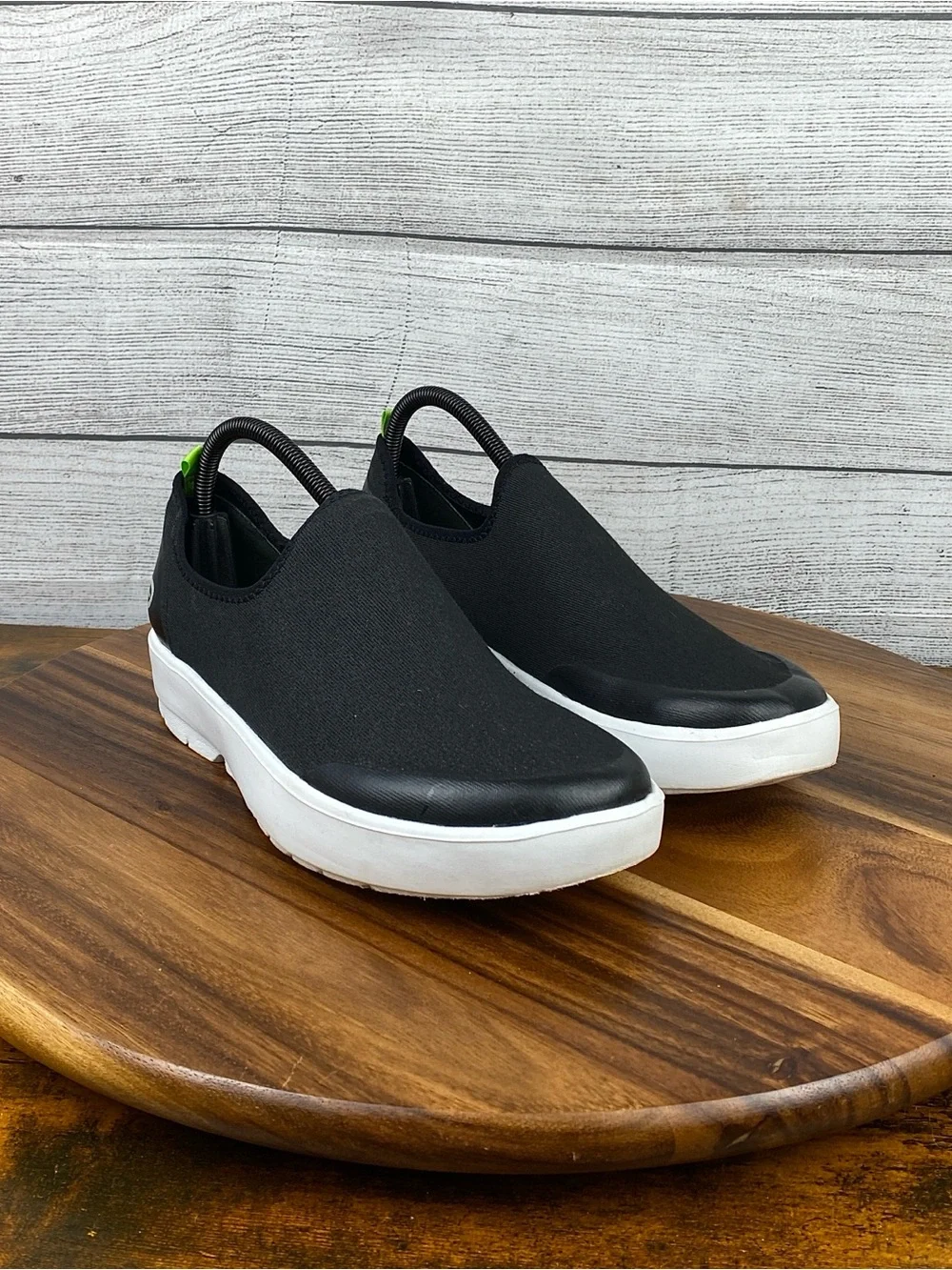 OOFOS OOmg eeZee Low Slip On Black White Recovery Comfort Shoes Women’s Size 9